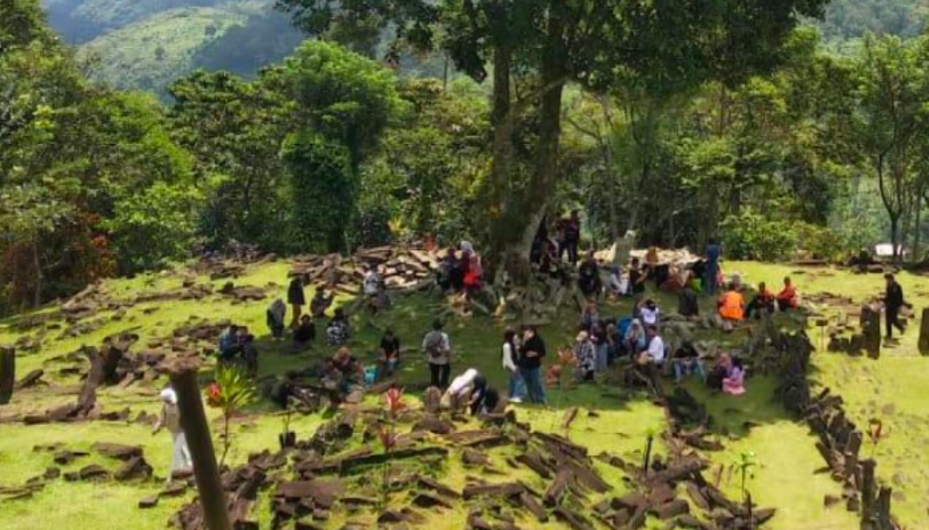 Wisatawan Mengunjungi Situs Gunung Padang