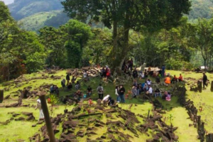 Wisatawan Mengunjungi Situs Gunung Padang