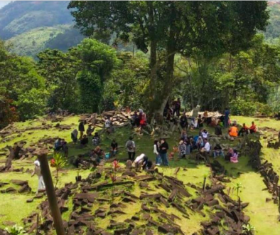 Wisatawan Mengunjungi Situs Gunung Padang