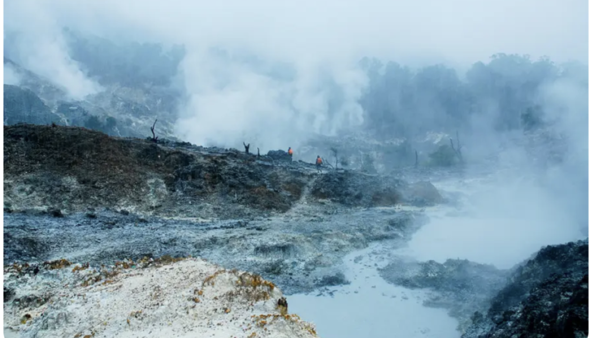 Kawah Ratu Gunung Salak